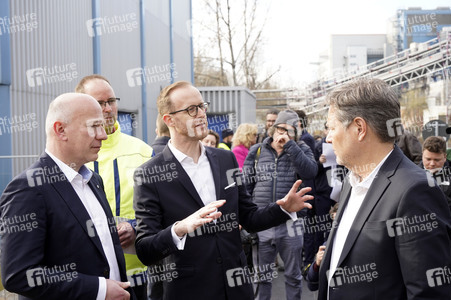 Grundsteinlegung einer Abwassergroßwärmepumpe von Vattenfall und Befüllen einer Zeitkapsel in Berlin