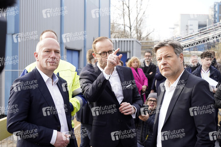 Grundsteinlegung einer Abwassergroßwärmepumpe von Vattenfall und Befüllen einer Zeitkapsel in Berlin