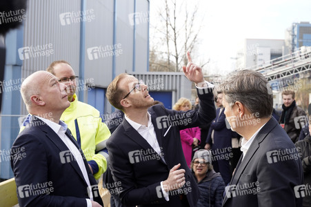 Grundsteinlegung einer Abwassergroßwärmepumpe von Vattenfall und Befüllen einer Zeitkapsel in Berlin