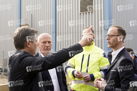 Grundsteinlegung einer Abwassergroßwärmepumpe von Vattenfall und Befüllen einer Zeitkapsel in Berlin
