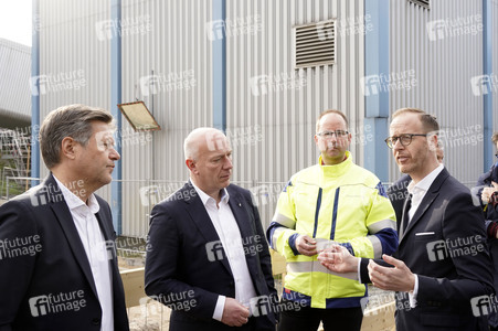 Grundsteinlegung einer Abwassergroßwärmepumpe von Vattenfall und Befüllen einer Zeitkapsel in Berlin