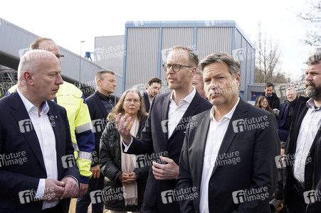 Grundsteinlegung einer Abwassergroßwärmepumpe von Vattenfall und Befüllen einer Zeitkapsel in Berlin