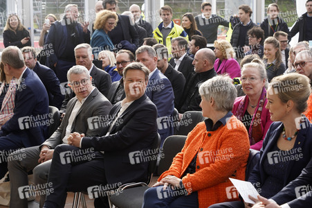 Grundsteinlegung einer Abwassergroßwärmepumpe von Vattenfall und Befüllen einer Zeitkapsel in Berlin