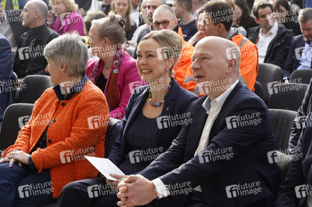 Grundsteinlegung einer Abwassergroßwärmepumpe von Vattenfall und Befüllen einer Zeitkapsel in Berlin