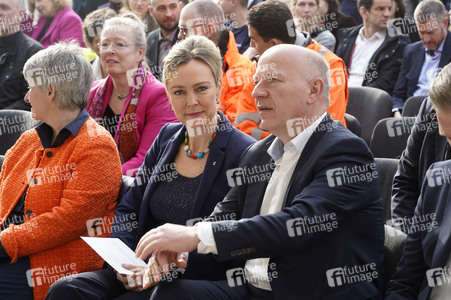 Grundsteinlegung einer Abwassergroßwärmepumpe von Vattenfall und Befüllen einer Zeitkapsel in Berlin