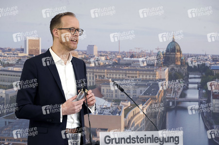 Grundsteinlegung einer Abwassergroßwärmepumpe von Vattenfall und Befüllen einer Zeitkapsel in Berlin