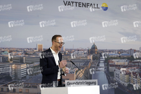 Grundsteinlegung einer Abwassergroßwärmepumpe von Vattenfall und Befüllen einer Zeitkapsel in Berlin