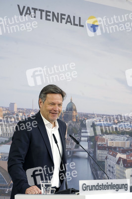 Grundsteinlegung einer Abwassergroßwärmepumpe von Vattenfall und Befüllen einer Zeitkapsel in Berlin