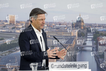 Grundsteinlegung einer Abwassergroßwärmepumpe von Vattenfall und Befüllen einer Zeitkapsel in Berlin