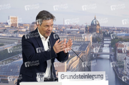 Grundsteinlegung einer Abwassergroßwärmepumpe von Vattenfall und Befüllen einer Zeitkapsel in Berlin