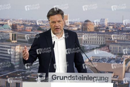 Grundsteinlegung einer Abwassergroßwärmepumpe von Vattenfall und Befüllen einer Zeitkapsel in Berlin