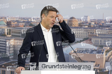 Grundsteinlegung einer Abwassergroßwärmepumpe von Vattenfall und Befüllen einer Zeitkapsel in Berlin