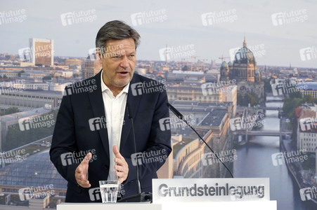 Grundsteinlegung einer Abwassergroßwärmepumpe von Vattenfall und Befüllen einer Zeitkapsel in Berlin