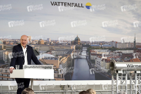 Grundsteinlegung einer Abwassergroßwärmepumpe von Vattenfall und Befüllen einer Zeitkapsel in Berlin