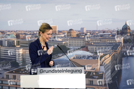 Grundsteinlegung einer Abwassergroßwärmepumpe von Vattenfall und Befüllen einer Zeitkapsel in Berlin