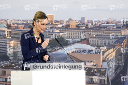 Grundsteinlegung einer Abwassergroßwärmepumpe von Vattenfall und Befüllen einer Zeitkapsel in Berlin