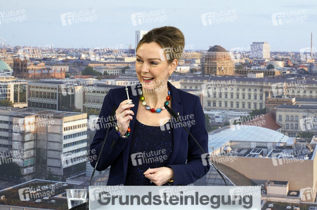 Grundsteinlegung einer Abwassergroßwärmepumpe von Vattenfall und Befüllen einer Zeitkapsel in Berlin