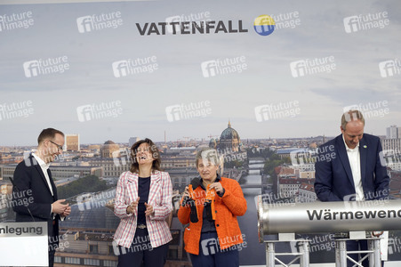 Grundsteinlegung einer Abwassergroßwärmepumpe von Vattenfall und Befüllen einer Zeitkapsel in Berlin