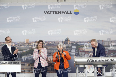 Grundsteinlegung einer Abwassergroßwärmepumpe von Vattenfall und Befüllen einer Zeitkapsel in Berlin