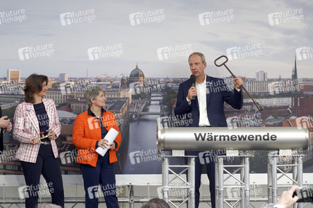 Grundsteinlegung einer Abwassergroßwärmepumpe von Vattenfall und Befüllen einer Zeitkapsel in Berlin