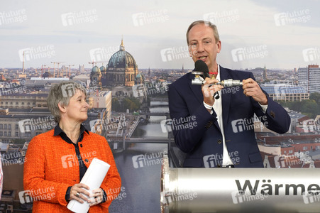 Grundsteinlegung einer Abwassergroßwärmepumpe von Vattenfall und Befüllen einer Zeitkapsel in Berlin