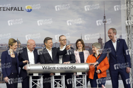 Grundsteinlegung einer Abwassergroßwärmepumpe von Vattenfall und Befüllen einer Zeitkapsel in Berlin