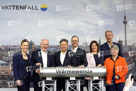 Grundsteinlegung einer Abwassergroßwärmepumpe von Vattenfall und Befüllen einer Zeitkapsel in Berlin