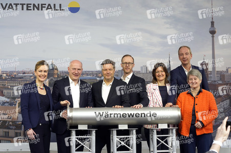 Grundsteinlegung einer Abwassergroßwärmepumpe von Vattenfall und Befüllen einer Zeitkapsel in Berlin