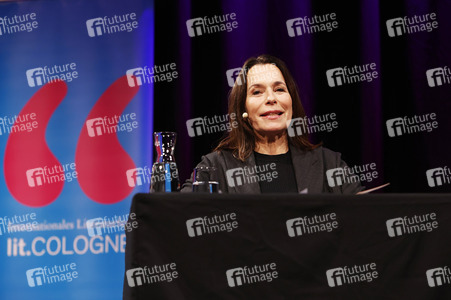 Maren Kroymann und Anne Will  auf der lit.Cologne 2024 in Köln