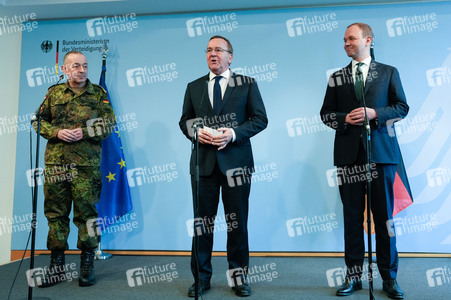 Pressekonferenz des Bundesministers der Verteidigung in Berlin