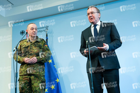 Pressekonferenz des Bundesministers der Verteidigung in Berlin
