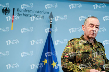 Pressekonferenz des Bundesministers der Verteidigung in Berlin