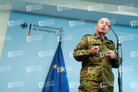 Pressekonferenz des Bundesministers der Verteidigung in Berlin