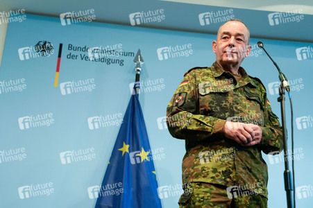Pressekonferenz des Bundesministers der Verteidigung in Berlin