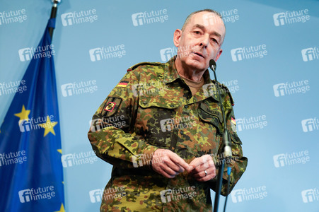 Pressekonferenz des Bundesministers der Verteidigung in Berlin