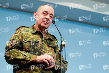 Pressekonferenz des Bundesministers der Verteidigung in Berlin