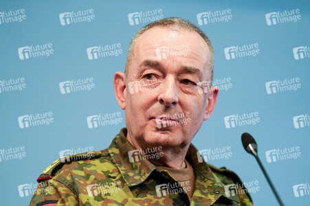 Pressekonferenz des Bundesministers der Verteidigung in Berlin