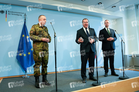 Pressekonferenz des Bundesministers der Verteidigung in Berlin