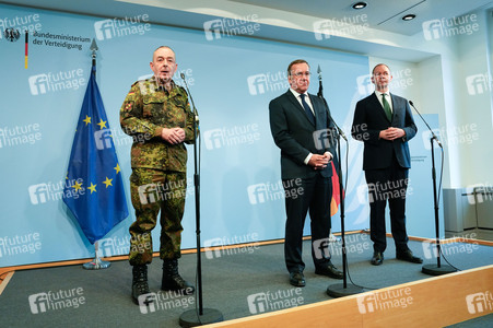 Pressekonferenz des Bundesministers der Verteidigung in Berlin