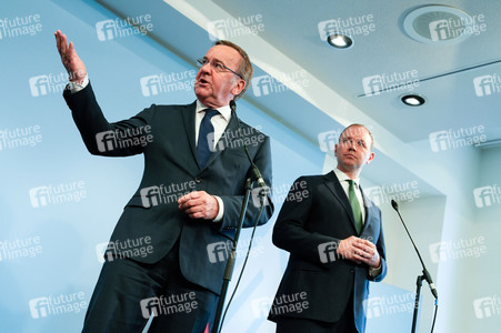 Pressekonferenz des Bundesministers der Verteidigung in Berlin