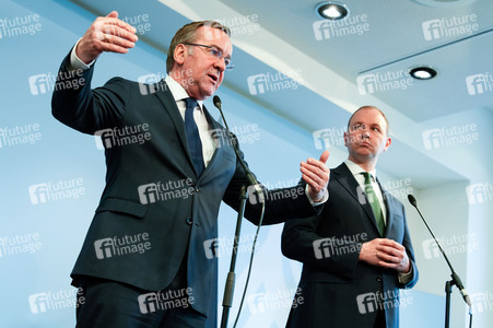 Pressekonferenz des Bundesministers der Verteidigung in Berlin