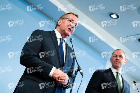 Pressekonferenz des Bundesministers der Verteidigung in Berlin