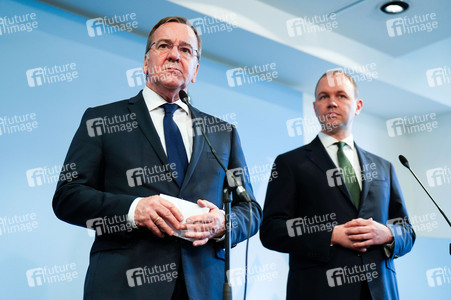 Pressekonferenz des Bundesministers der Verteidigung in Berlin
