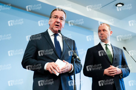 Pressekonferenz des Bundesministers der Verteidigung in Berlin