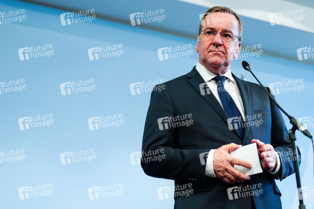 Pressekonferenz des Bundesministers der Verteidigung in Berlin
