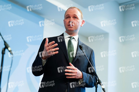 Pressekonferenz des Bundesministers der Verteidigung in Berlin