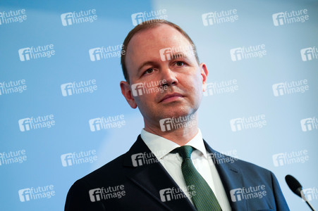 Pressekonferenz des Bundesministers der Verteidigung in Berlin