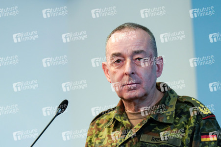 Pressekonferenz des Bundesministers der Verteidigung in Berlin