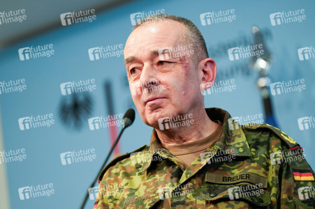 Pressekonferenz des Bundesministers der Verteidigung in Berlin