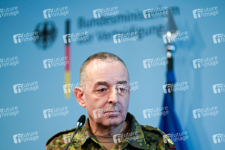 Pressekonferenz des Bundesministers der Verteidigung in Berlin